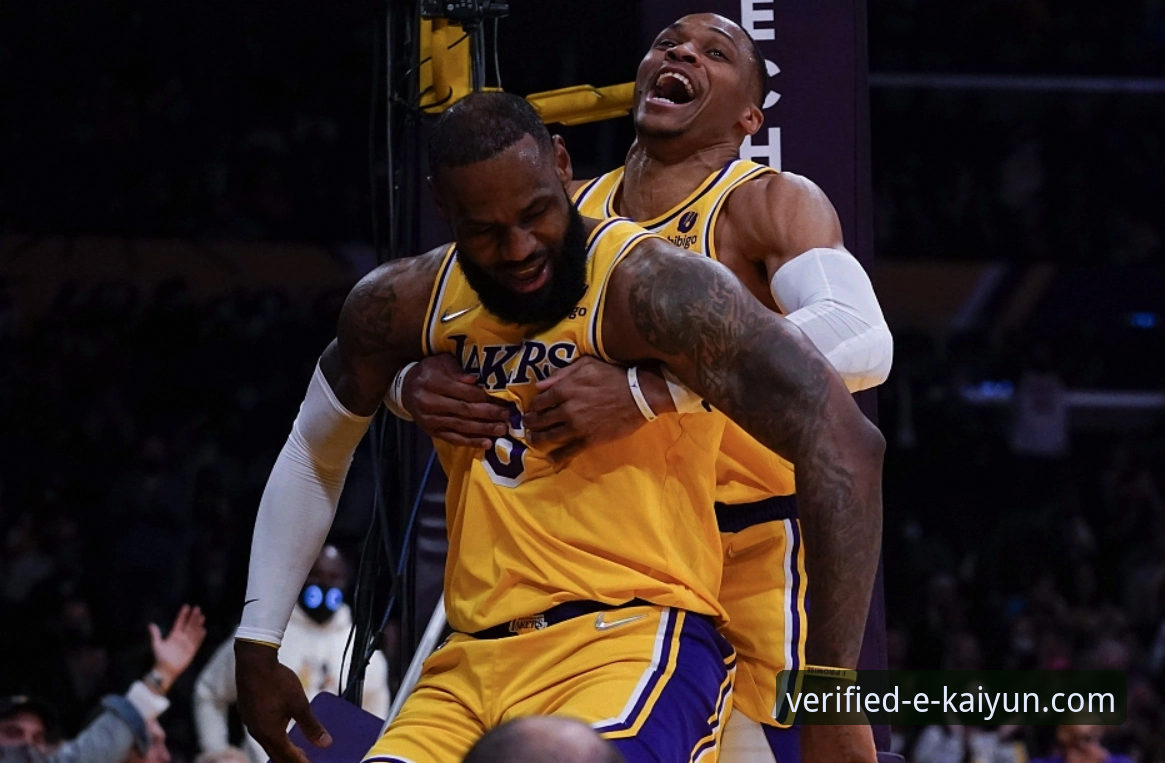 巨星闪耀与团队韧性：湖人险胜步行者背后的战术博弈与平台体验对比